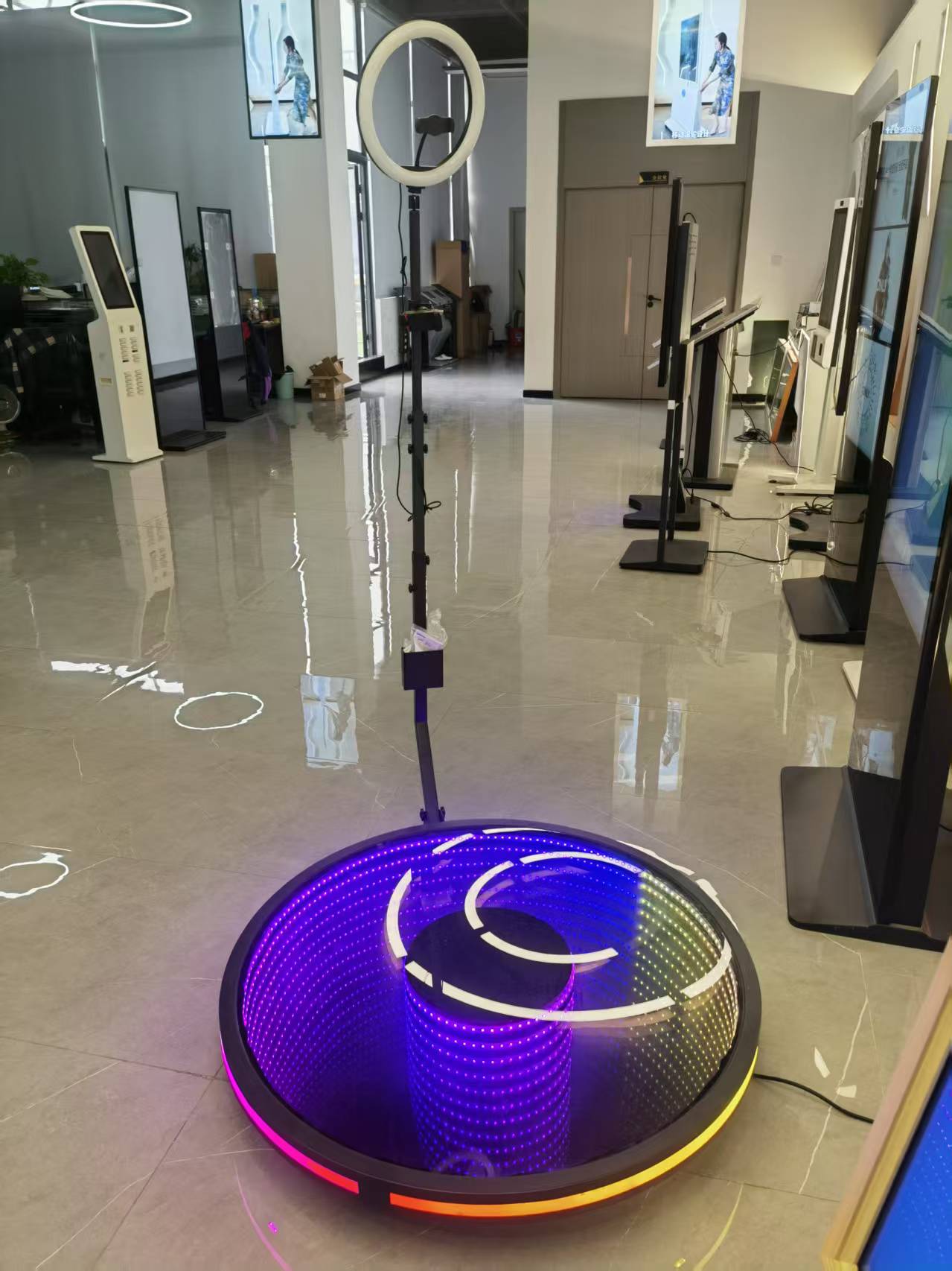 W jaki sposób lustrzany wyświetlacz LCD poprawia cyfrowe oznakowanie i interakcję?